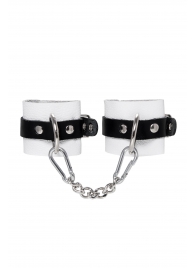 Бело-черные кожаные наручники с одним ремешком с люверсами - Pecado - купить с доставкой в Коломне