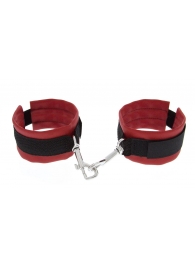 Красно-чёрные полиуретановые наручники Luxurious Handcuffs - Blush Novelties - купить с доставкой в Коломне